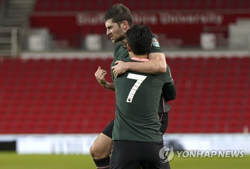 벤 데이비스와 손흥민. [EPA=연합뉴스]